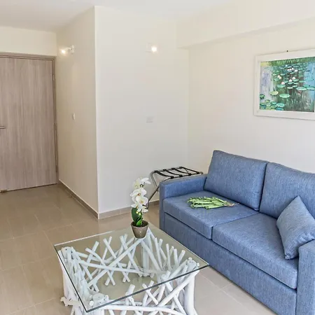 Nissilant & מלון איה נאפה